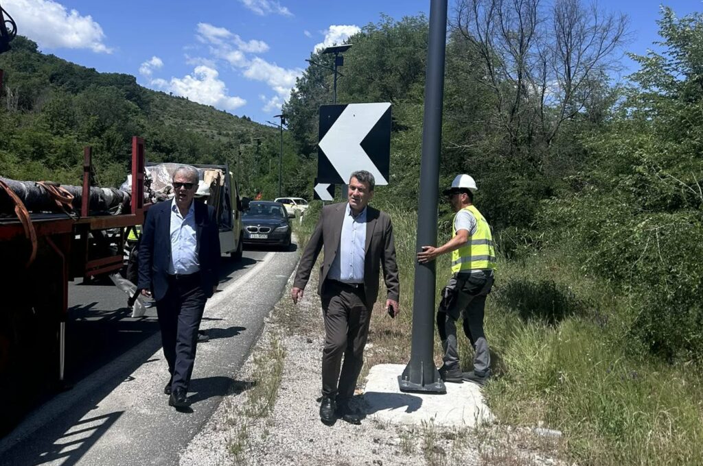Ολοκληρώνεται η εγκατάσταση των εξήντα πέντε (65) «έξυπνων» αυτόνομων φωτιστικών LED στην είσοδο της Καστοριάς